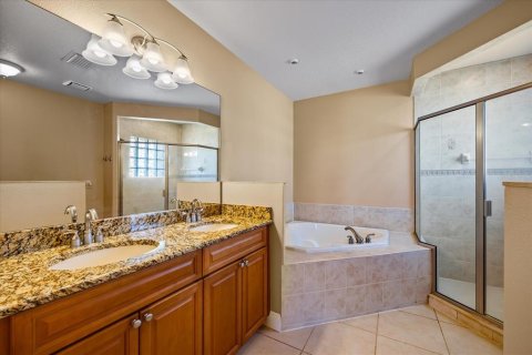 Townhouse in Redington Shores, Florida 3 bedrooms, 236.34 sq.m. № 1372224 - photo 15