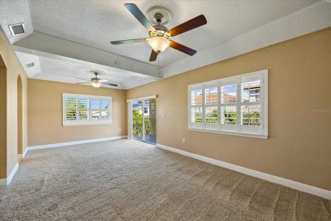 Townhouse in Redington Shores, Florida 3 bedrooms, 236.34 sq.m. № 1372224 - photo 12