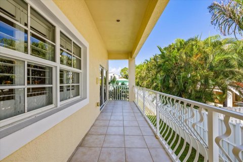 Townhouse in Redington Shores, Florida 3 bedrooms, 236.34 sq.m. № 1372224 - photo 29