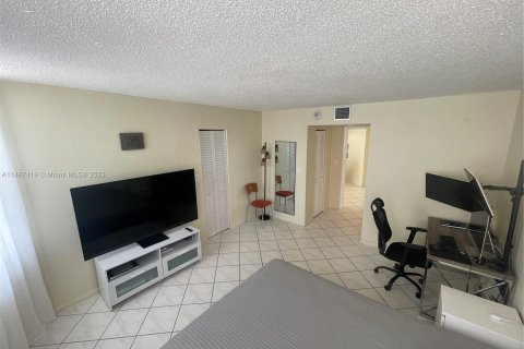Condominio en venta en Hallandale Beach, Florida, 1 dormitorio, 62.89 m2 № 843413 - foto 12