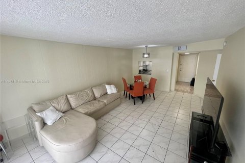 Condominio en venta en Hallandale Beach, Florida, 1 dormitorio, 62.89 m2 № 843413 - foto 10