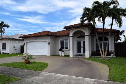 House in Miami, Florida 3 bedrooms, 142.98 sq.m. № 1383589 - photo 2