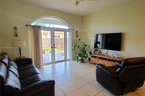 House in Miami, Florida 3 bedrooms, 142.98 sq.m. № 1383589 - photo 5