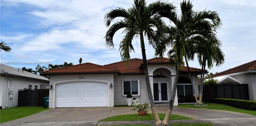 House in Miami, Florida 3 bedrooms, 142.98 sq.m. № 1383589