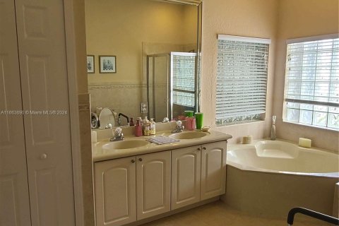 Casa en venta en Miami, Florida, 3 dormitorios, 142.98 m2 № 1383589 - foto 8