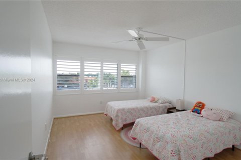 Condo in Miami Shores, Florida, 2 bedrooms  № 547541 - photo 22