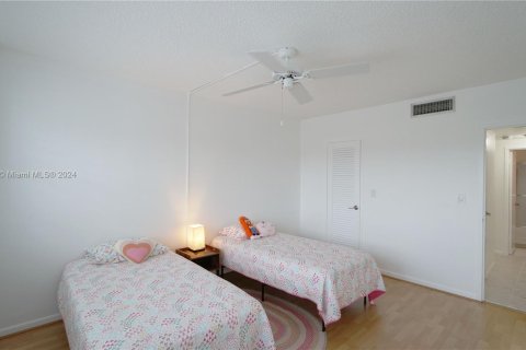 Condo in Miami Shores, Florida, 2 bedrooms  № 547541 - photo 21