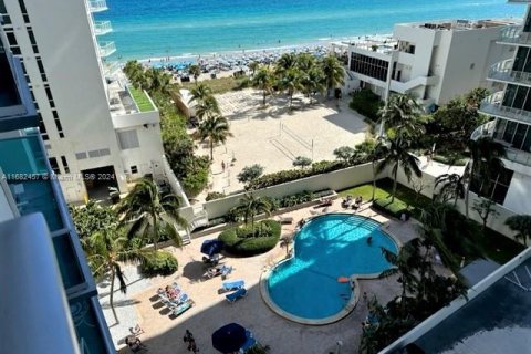 Condominio en venta en Hollywood, Florida, 1 dormitorio, 84.08 m2 № 1415496 - foto 2