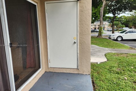 Condo in Pembroke Pines, Florida, 1 bedroom  № 1415494 - photo 15