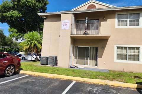 Condo in Pembroke Pines, Florida, 1 bedroom  № 1415494 - photo 1