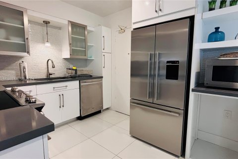 Condo in Miami Beach, Florida, 2 bedrooms  № 1413561 - photo 9