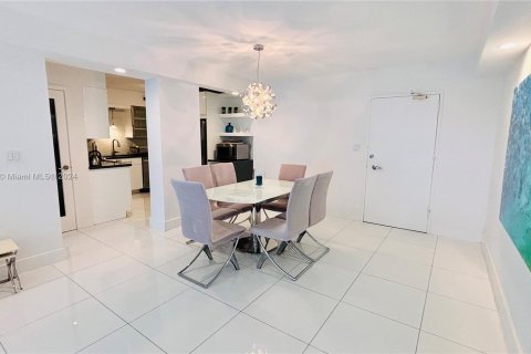 Condo in Miami Beach, Florida, 2 bedrooms  № 1413561 - photo 6