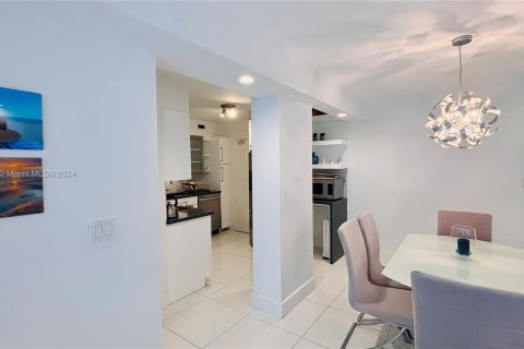 Condo in Miami Beach, Florida, 2 bedrooms  № 1413561 - photo 11