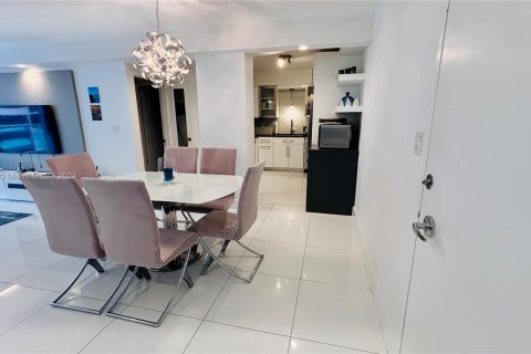 Condo in Miami Beach, Florida, 2 bedrooms  № 1413561 - photo 8