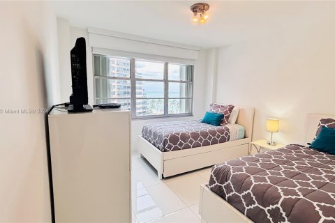 Condo in Miami Beach, Florida, 2 bedrooms  № 1413561 - photo 23