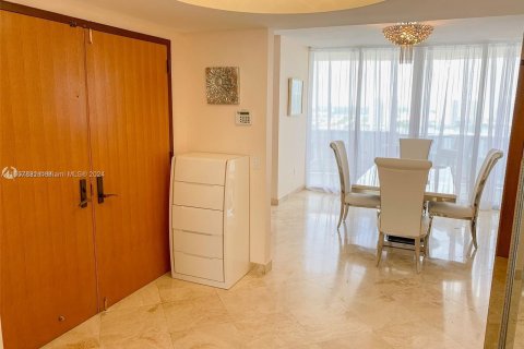 Condominio en venta en Sunny Isles Beach, Florida, 2 dormitorios, 147.71 m2 № 1360329 - foto 16