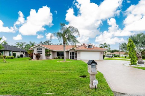 Villa ou maison à vendre à Punta Gorda, Floride: 4 chambres, 220.83 m2 № 748812 - photo 1