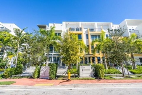 Townhouse in Miami Beach, Florida 3 bedrooms, 233 sq.m. № 1396097 - photo 3