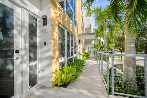 Townhouse in Miami Beach, Florida 3 bedrooms, 233 sq.m. № 1396097 - photo 1