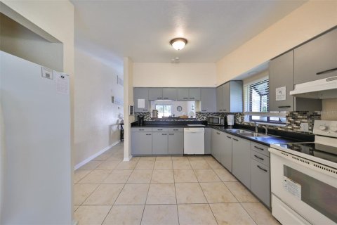 Commercial property in Saint Petersburg, Florida 4 bedrooms, 207.73 sq.m. № 1375316 - photo 19