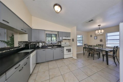 Propiedad comercial en venta en Saint Petersburg, Florida, 4 dormitorios, 207.73 m2 № 1375316 - foto 15