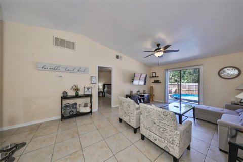 Commercial property in Saint Petersburg, Florida 4 bedrooms, 207.73 sq.m. № 1375316 - photo 9