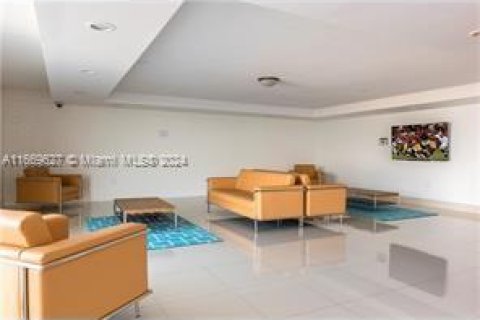 Condo in Miami Beach, Florida, 1 bedroom  № 1387747 - photo 16