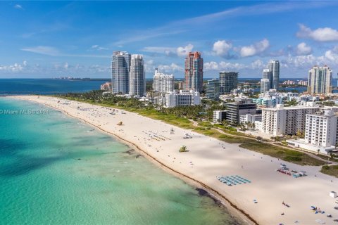 Condo in Miami Beach, Florida, 1 bedroom  № 1387747 - photo 1