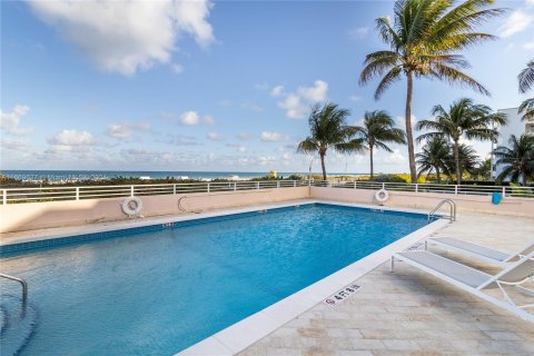 Condo in Miami Beach, Florida, 1 bedroom  № 1387747 - photo 13