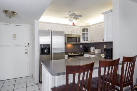 Condo in Miami Beach, Florida, 1 bedroom  № 1387747 - photo 3