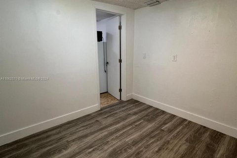 Casa en alquiler en Miami, Florida, 1 dormitorio, 170.2 m2 № 1370729 - foto 27