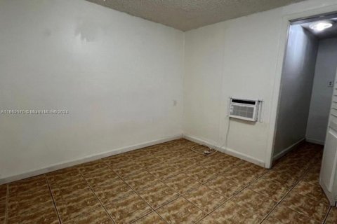 House in Miami, Florida 1 bedroom, 170.2 sq.m. № 1370729 - photo 12