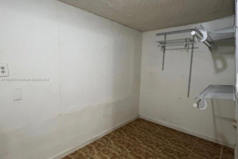 House in Miami, Florida 1 bedroom, 170.2 sq.m. № 1370729 - photo 16