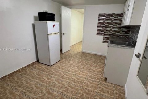 House in Miami, Florida 1 bedroom, 170.2 sq.m. № 1370729 - photo 1