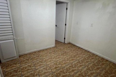 House in Miami, Florida 1 bedroom, 170.2 sq.m. № 1370729 - photo 13