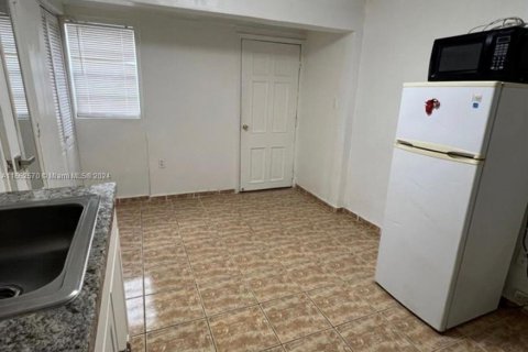 Casa en alquiler en Miami, Florida, 1 dormitorio, 170.2 m2 № 1370729 - foto 3