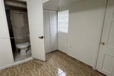 Casa en alquiler en Miami, Florida, 1 dormitorio, 170.2 m2 № 1370729 - foto 22