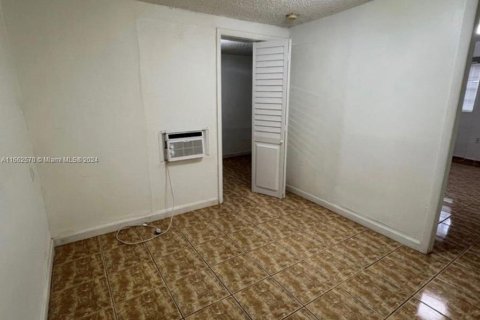 House in Miami, Florida 1 bedroom, 170.2 sq.m. № 1370729 - photo 11