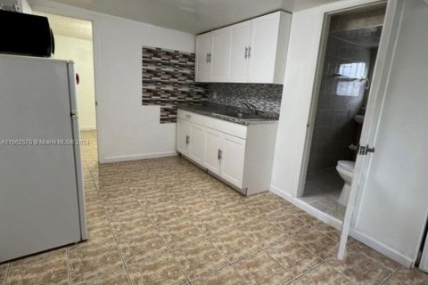 Casa en alquiler en Miami, Florida, 1 dormitorio, 170.2 m2 № 1370729 - foto 2