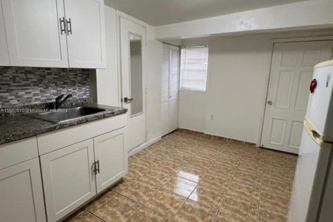 Casa en alquiler en Miami, Florida, 1 dormitorio, 170.2 m2 № 1370729 - foto 4