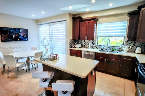 Adosado en venta en Aventura, Florida, 4 dormitorios, 245.82 m2 № 1238877 - foto 4