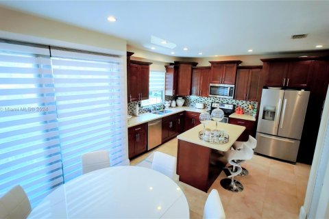 Touwnhouse à vendre à Aventura, Floride: 4 chambres, 245.82 m2 № 1238877 - photo 6