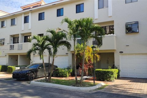 Touwnhouse à vendre à Aventura, Floride: 4 chambres, 245.82 m2 № 1238877 - photo 1