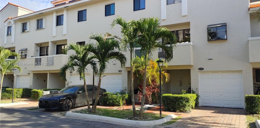 Townhouse in Aventura, Florida 4 bedrooms, 245.82 sq.m. № 1238877