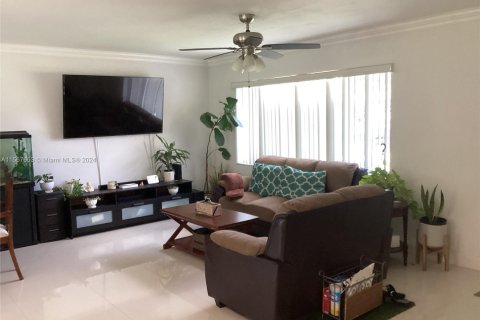 House in Miami, Florida 3 bedrooms, 109.16 sq.m. № 1116274 - photo 4