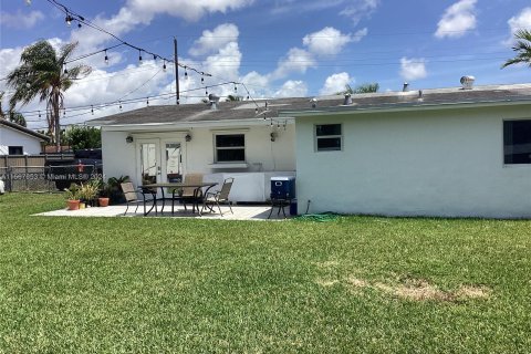 House in Miami, Florida 3 bedrooms, 109.16 sq.m. № 1116274 - photo 19