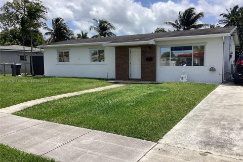 House in Miami, Florida 3 bedrooms, 109.16 sq.m. № 1116274 - photo 1