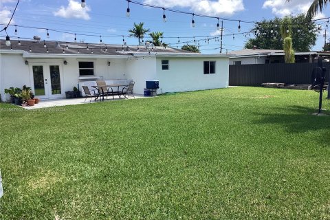 House in Miami, Florida 3 bedrooms, 109.16 sq.m. № 1116274 - photo 18