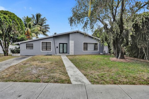 Villa ou maison à vendre à North Miami Beach, Floride: 4 chambres, 201.51 m2 № 1153407 - photo 1