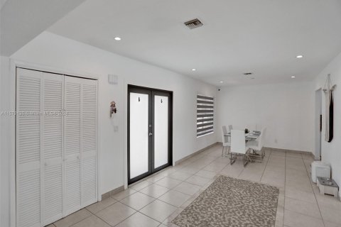 Villa ou maison à vendre à North Miami Beach, Floride: 4 chambres, 201.51 m2 № 1153407 - photo 19